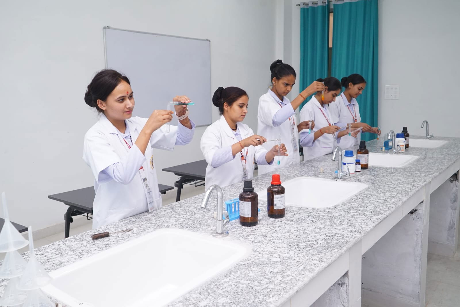 Pharmacy laboratory equipment